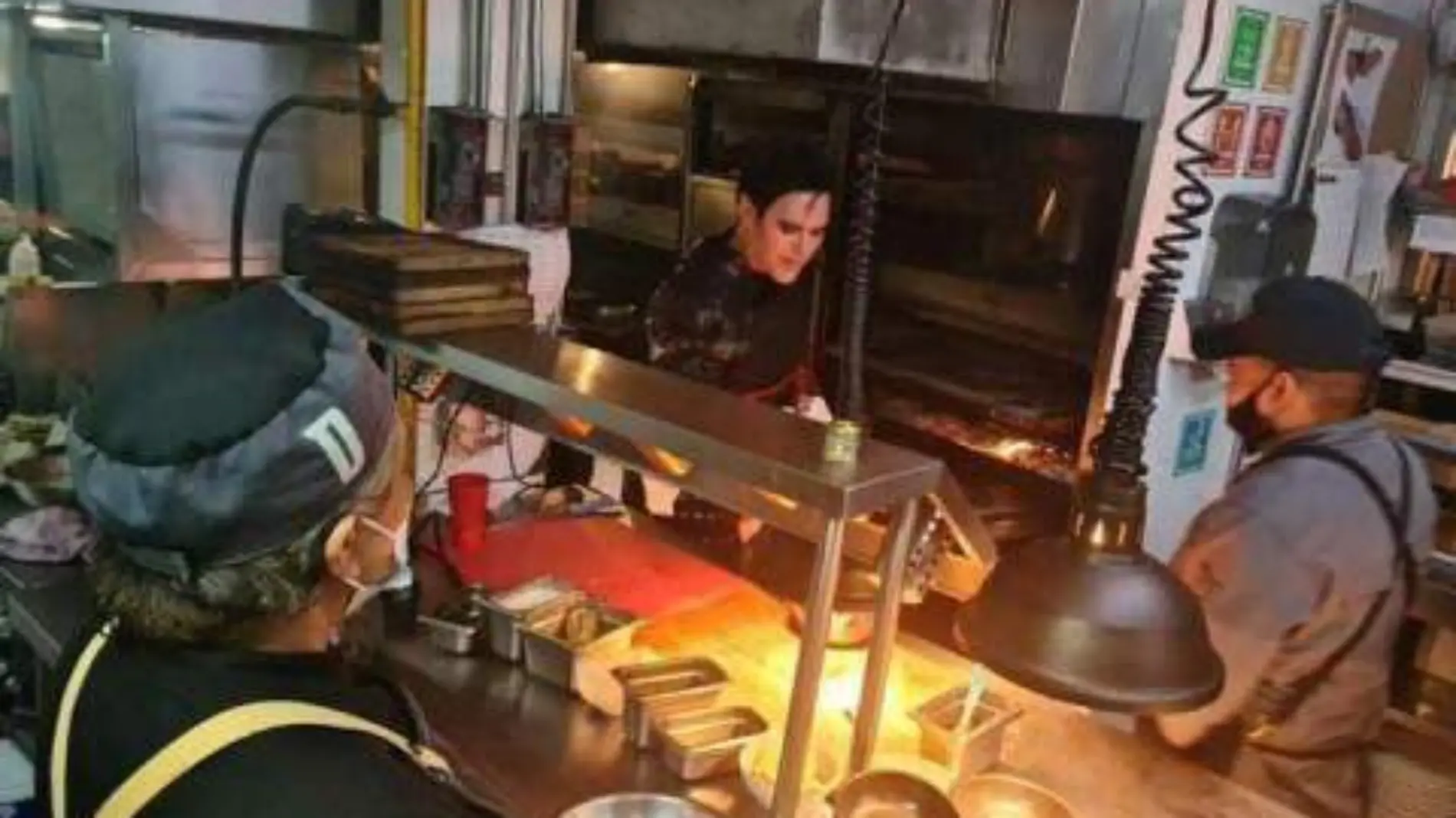 Captan a Richard Kruspe haciendo “taquitos”